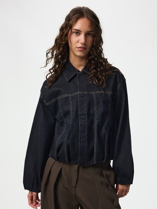 PCVALA Veste bomber en jean plissée à fines rayures — Dark Blue Denim