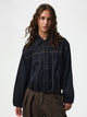 PCVALA Veste bomber en jean plissée à fines rayures — Pieces — Dark Blue Denim — porté, de face | Appart 17 Bruxelles