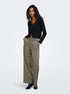 JDYGEGGO Pantalon large à carreaux taille haute — JDY — Sandshell NEW SQUARE CHECK — porté 2 | Appart 17 Bruxelles