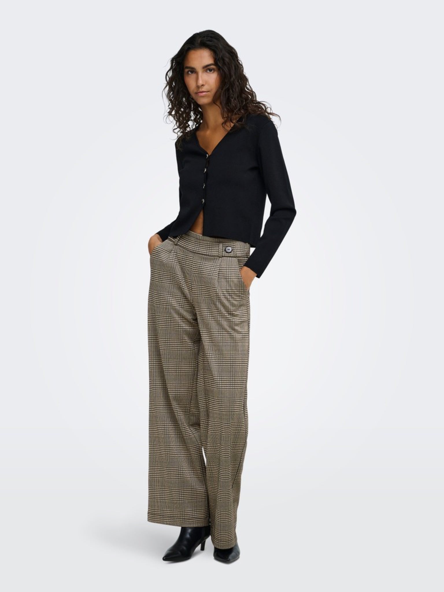 JDYGEGGO Pantalon large à carreaux taille haute — JDY — Sandshell NEW SQUARE CHECK — porté 2 | Appart 17 Bruxelles