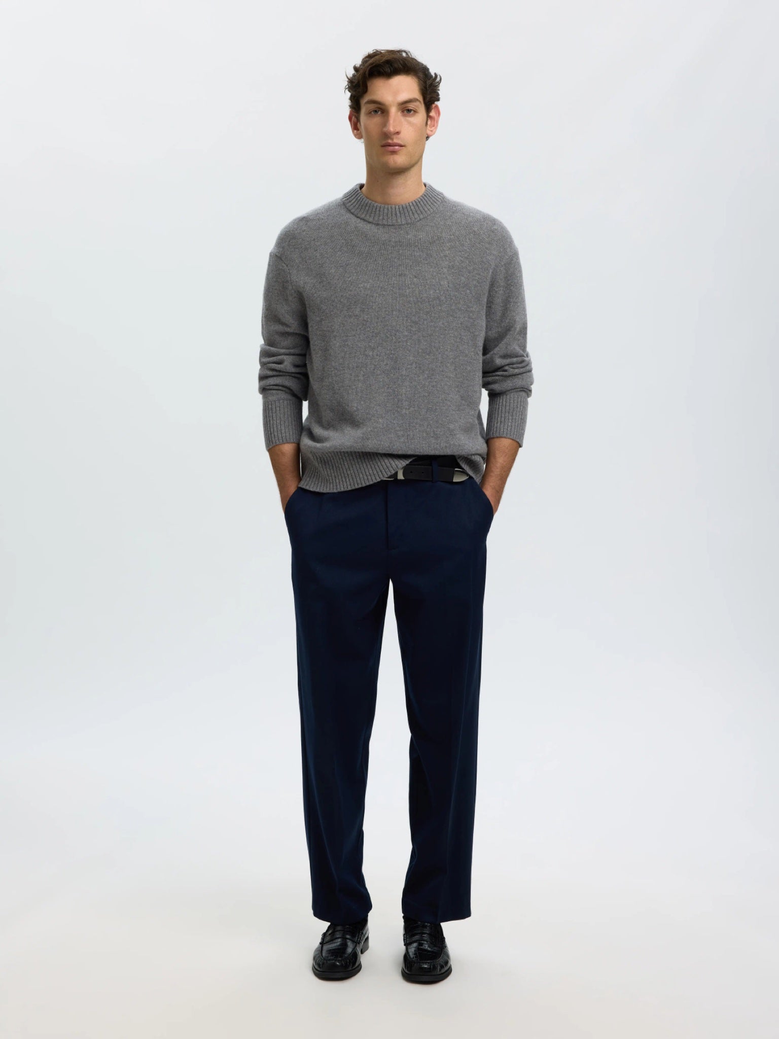 CALLE Pull laine & cachemire — Selected Homme — Medium Grey Melange — porté en look complet | Appart 17 Bruxelles