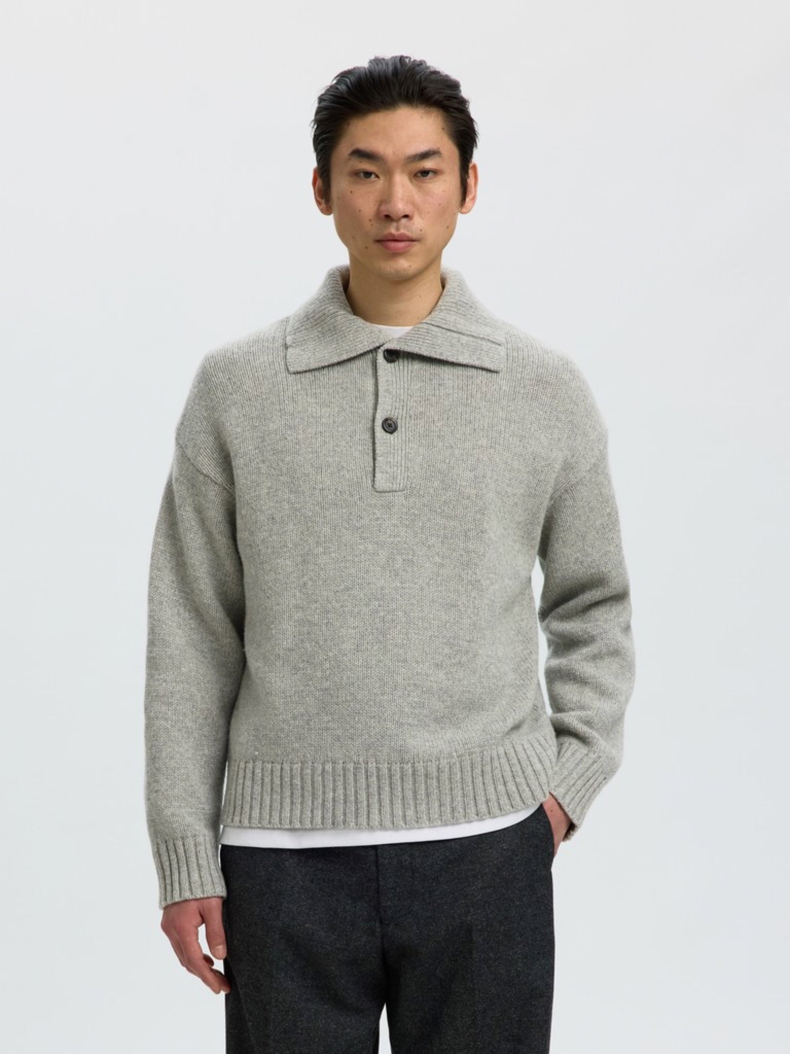 SLMCODY Polo en maille de laine, coupe décontractée — Selected Homme — Light Grey Melange — porté, de face | Appart 17 Bruxelles