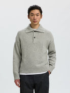 SLMCODY Polo en maille de laine, coupe décontractée — Selected Homme — Light Grey Melange — porté, de face | Appart 17 Bruxelles