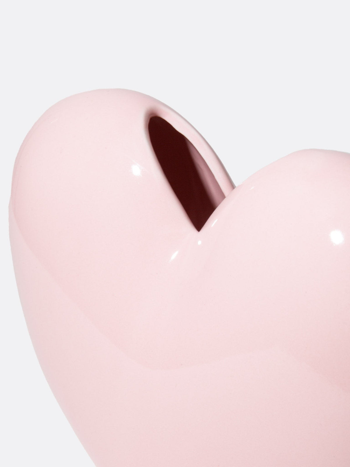 Vase cœur Love en céramique — DOIY — Rose — détail 4 | Appart 17 Bruxelles