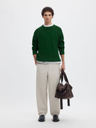 SLMPIM Pull col rond en maille côtelée à manches raglan — Selected Homme — Formal Garden — porté, en pied, avec sac 3 | Appart 17 Bruxelles