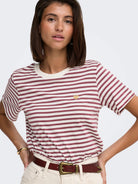 JDYPISA T-shirt col rond en coton bio à imprimé — JDY — Cloud Dancer / New Stripe Windsor Wine Gold — détail | Appart 17 Bruxelles