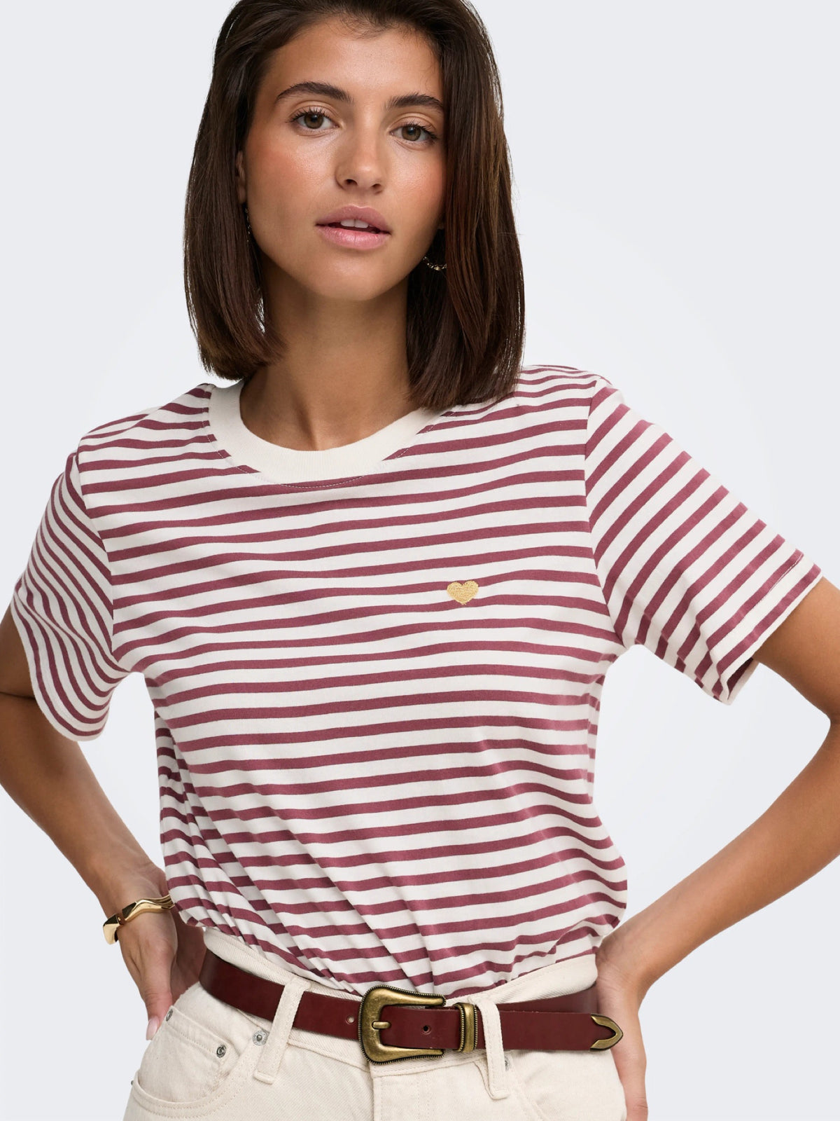 JDYPISA T-shirt col rond en coton bio à imprimé — JDY — Cloud Dancer / New Stripe Windsor Wine Gold — détail | Appart 17 Bruxelles