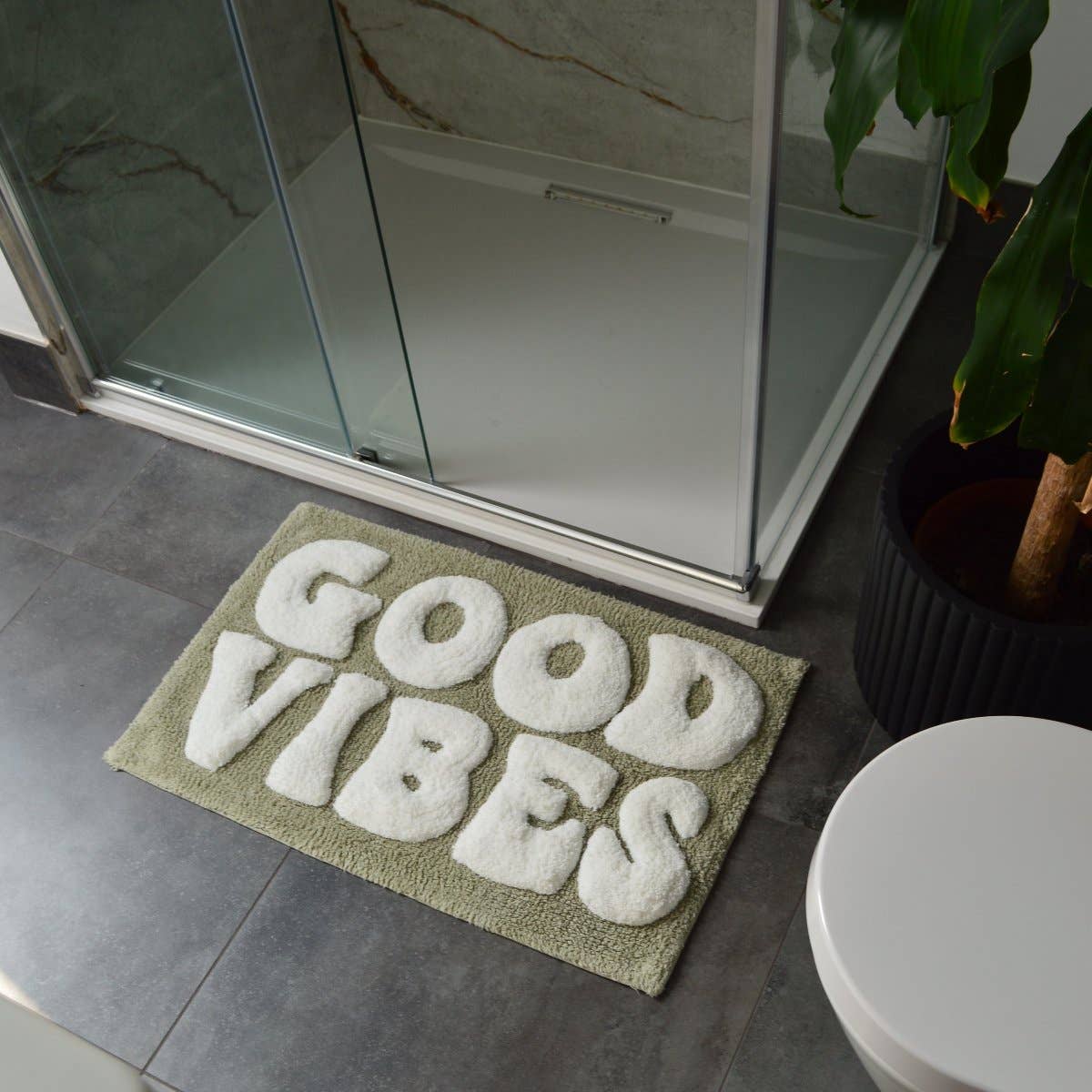 Tapis de bain « Good Vibes » tufté main — Vert sauge — vue 2, Vert sauge | Appart 17