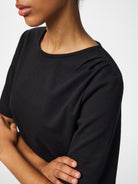 PCVICTORIA Top drapé asymétrique à manches courtes — Pieces — Black — détail des plis à l'épaule 7 | Appart 17 Bruxelles