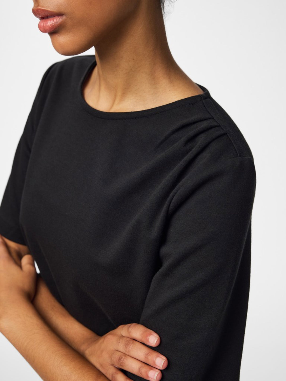 PCVICTORIA Top drapé asymétrique à manches courtes — Pieces — Black — détail des plis à l'épaule 7 | Appart 17 Bruxelles