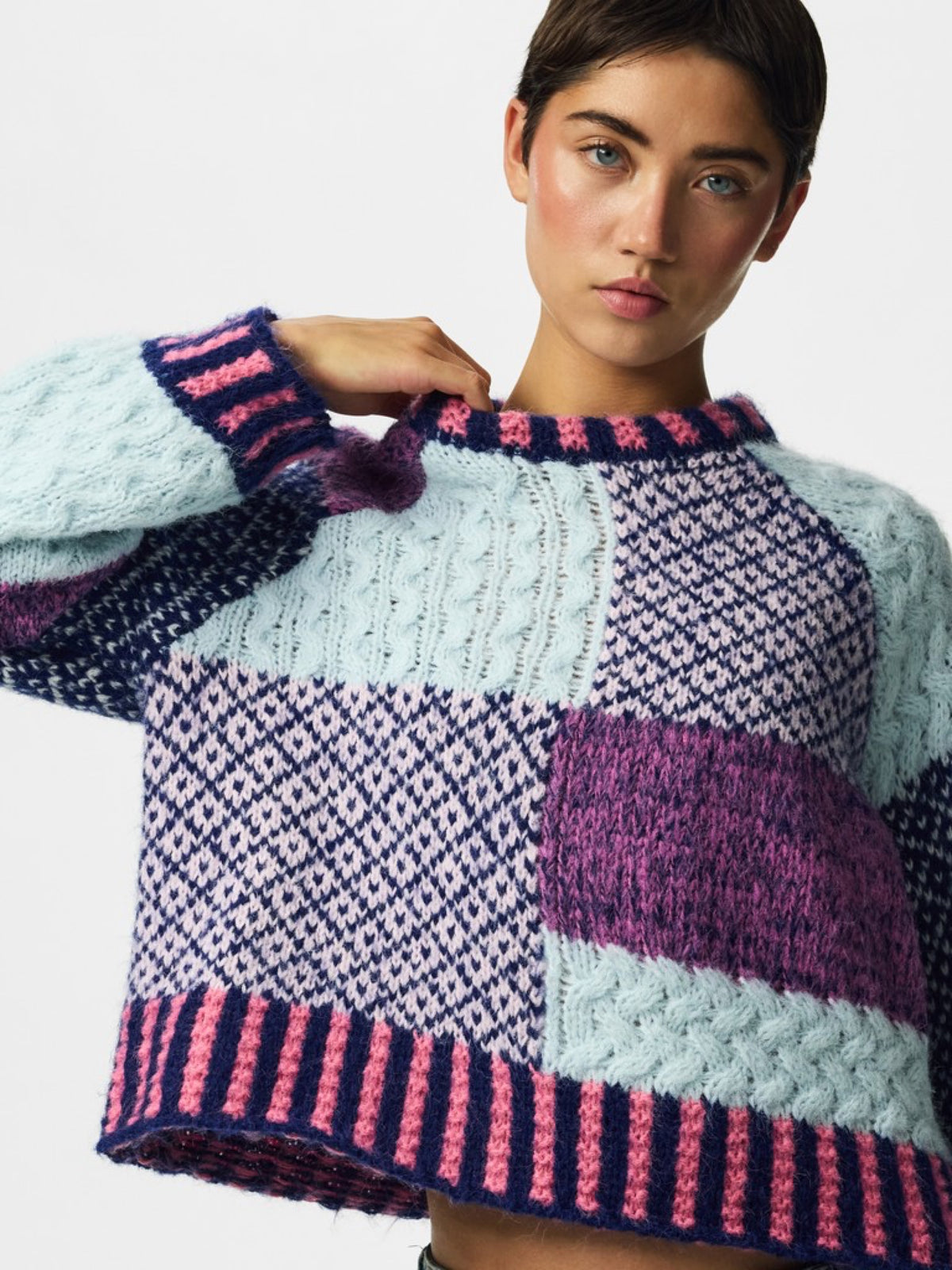 PCFUSION Pull oversize en grosse maille patchwork colorblock — Pieces — Sachet Pink — porté 5 | Appart 17 Bruxelles