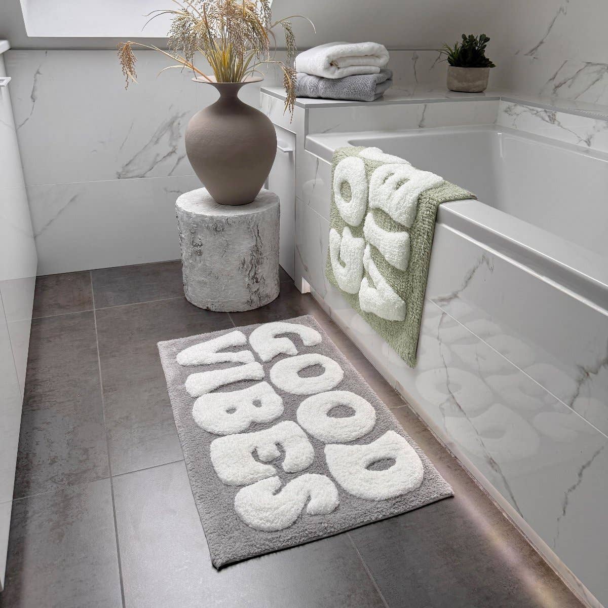 Tapis de bain « Good Vibes » tufté main — Vert sauge — vue 7, Vert sauge | Appart 17