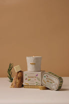 Paddywax Bistro Baguette Bougie parfumée boîte métal 127 g, 2 mèches — Paddywax — Rosemary & Thyme — en situation 6 | Appart 17 Bruxelles