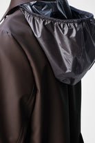 Rains NARA Long W Jacket Imperméable long cintré à capuche amovible — Rains — Bark — détail de la capuche 7 | Appart 17 Bruxelles