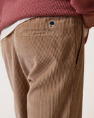 DREUILLE Pantalon en velours côtelé, taille élastique — FAGUO — Beige foncé — gros plan poche arrière 6 | Appart 17 Bruxelles