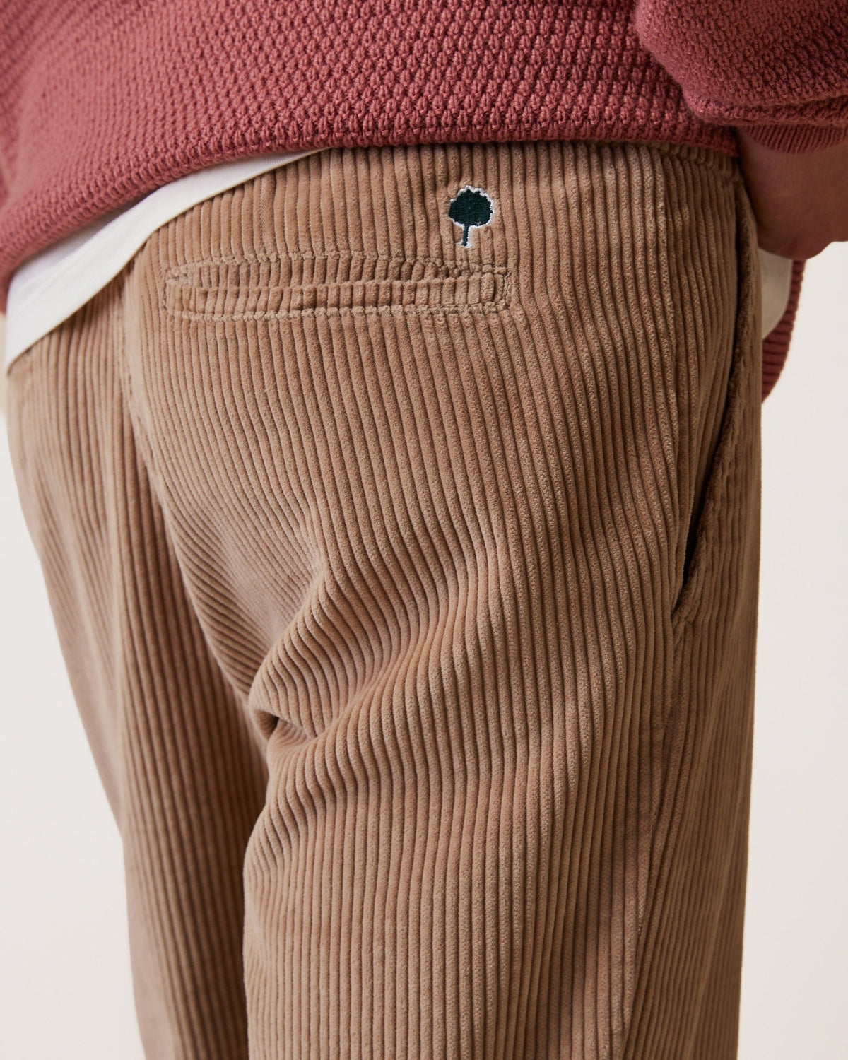 DREUILLE Pantalon en velours côtelé, taille élastique — FAGUO — Beige foncé — gros plan poche arrière 6 | Appart 17 Bruxelles