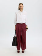 Selected Femme SLWTHILDE Pantalon extra large taille haute en laine et coton — Selected Femme — Tawny Port — porté en pied 2 | Appart 17 Bruxelles