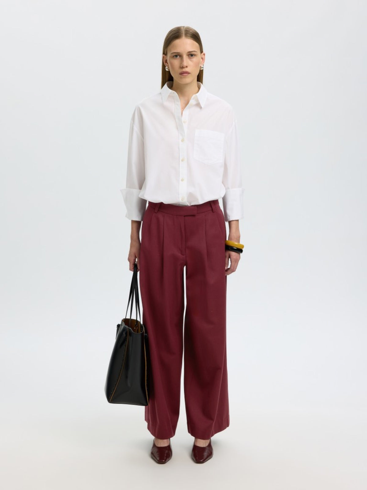 Selected Femme SLWTHILDE Pantalon extra large taille haute en laine et coton — Selected Femme — Tawny Port — porté en pied 2 | Appart 17 Bruxelles