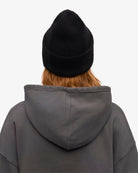 Colorful Standard Merino Wool Hat Bonnet côtelé à large revers laine mérinos — Colorful Standard — Deep Black — porté, vue de dos 4 | Appart 17 Bruxelles