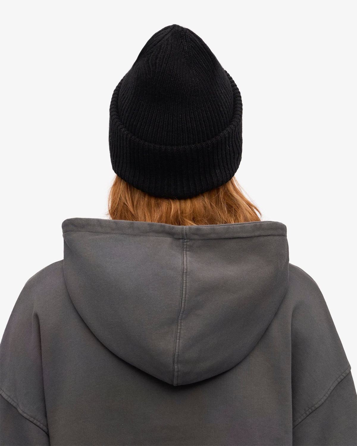Colorful Standard Merino Wool Hat Bonnet côtelé à large revers laine mérinos — Colorful Standard — Deep Black — porté, vue de dos 4 | Appart 17 Bruxelles