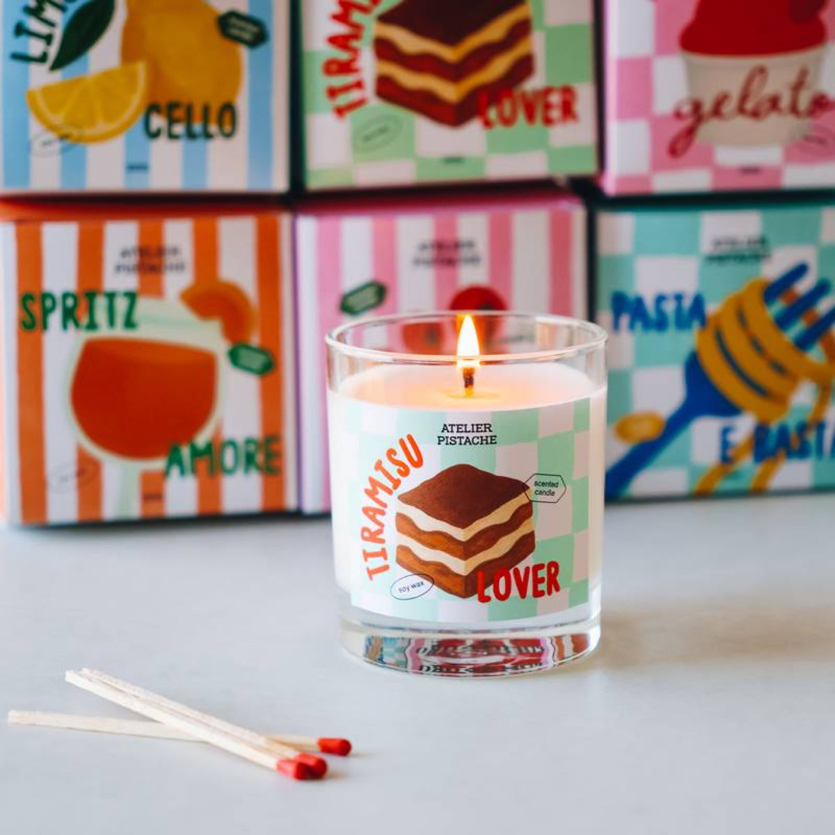 Bougie parfumée « Tiramisu Lover » — ATELIER PISTACHE — Tiramisu Lover — en situation | Appart 17 Bruxelles