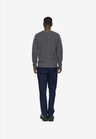ROLAND Pull col rond en maille chinée alpaga et coton — Minimum — Silver Mink — porté, vue de dos 3 | Appart 17 Bruxelles