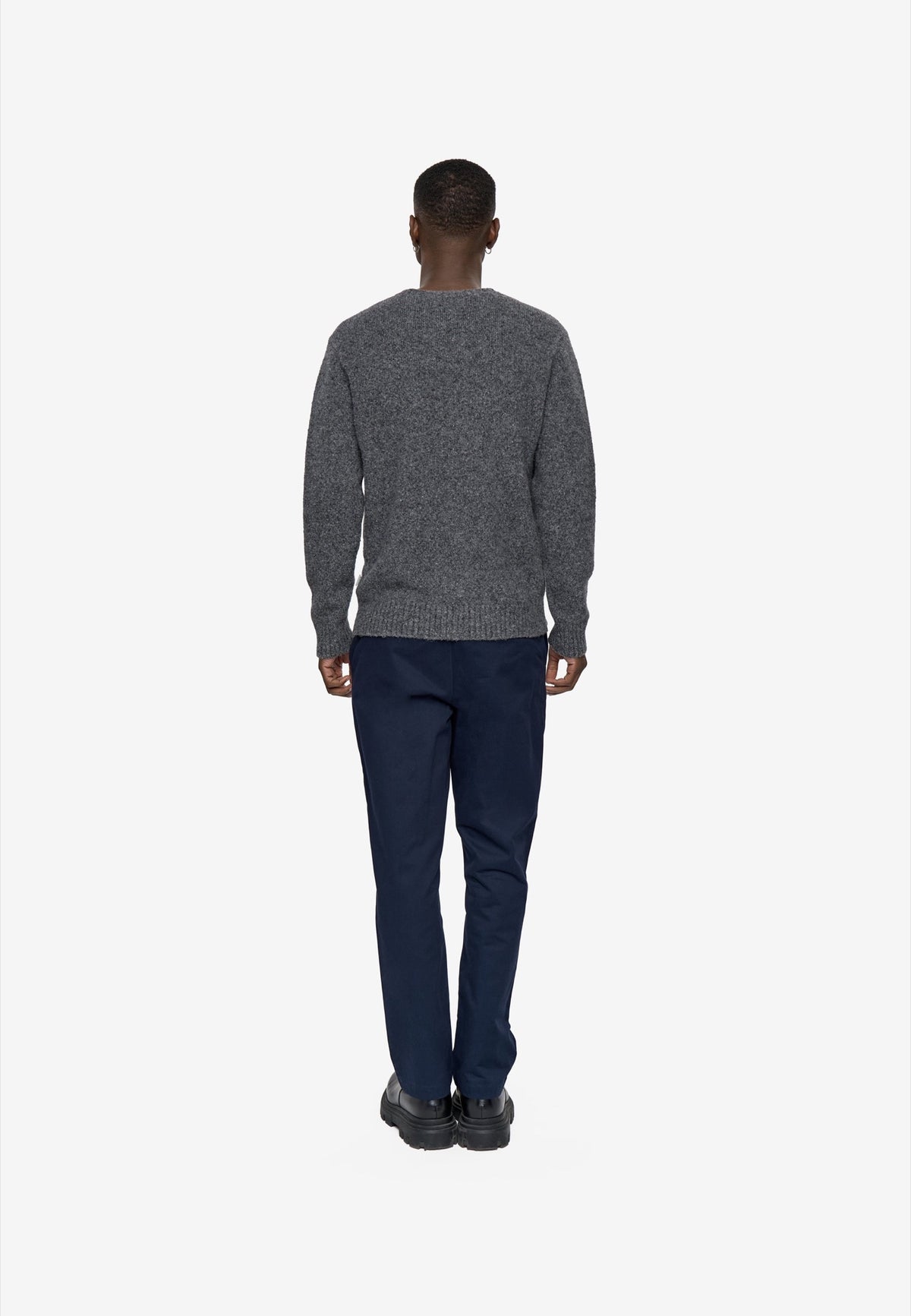 ROLAND Pull col rond en maille chinée alpaga et coton — Minimum — Silver Mink — porté, vue de dos 3 | Appart 17 Bruxelles