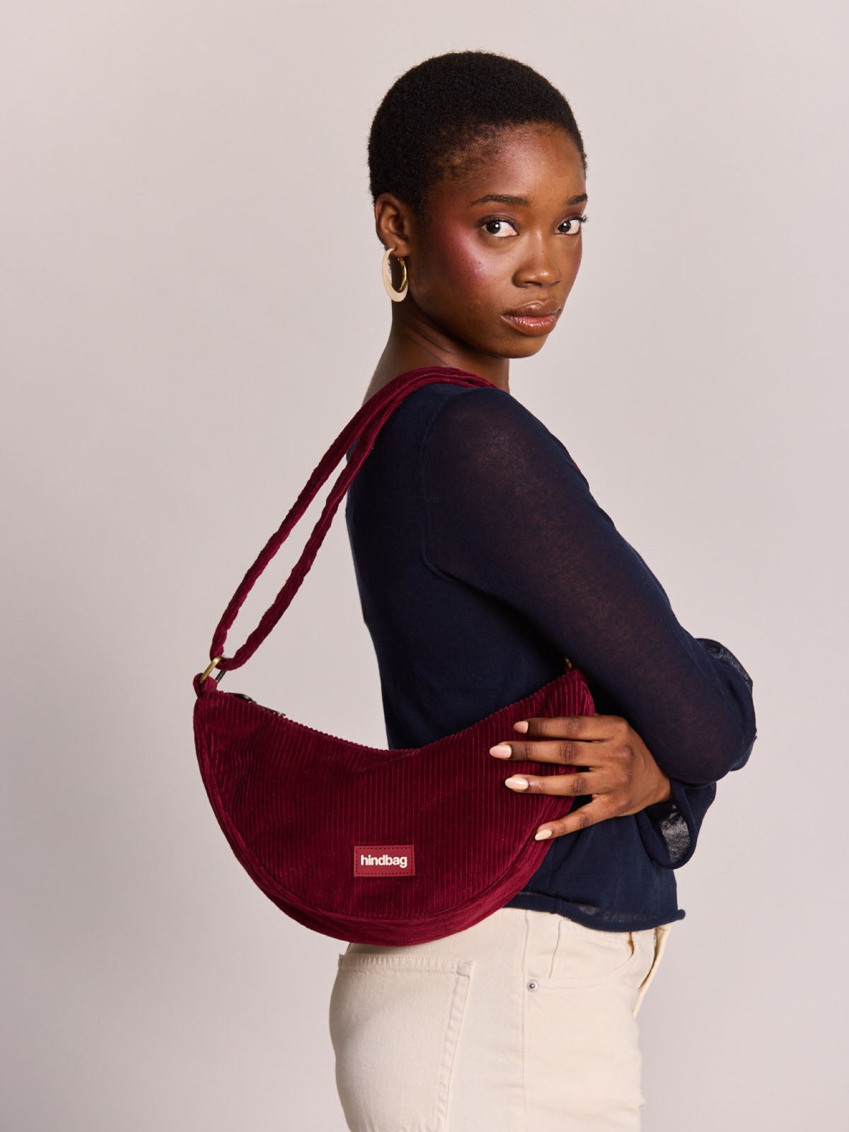 Hindbag Andrea Sac demi-lune d'hiver, velours, tartan ou effet laine — Hindbag — Velours bordeaux — porté | Appart 17 Bruxelles