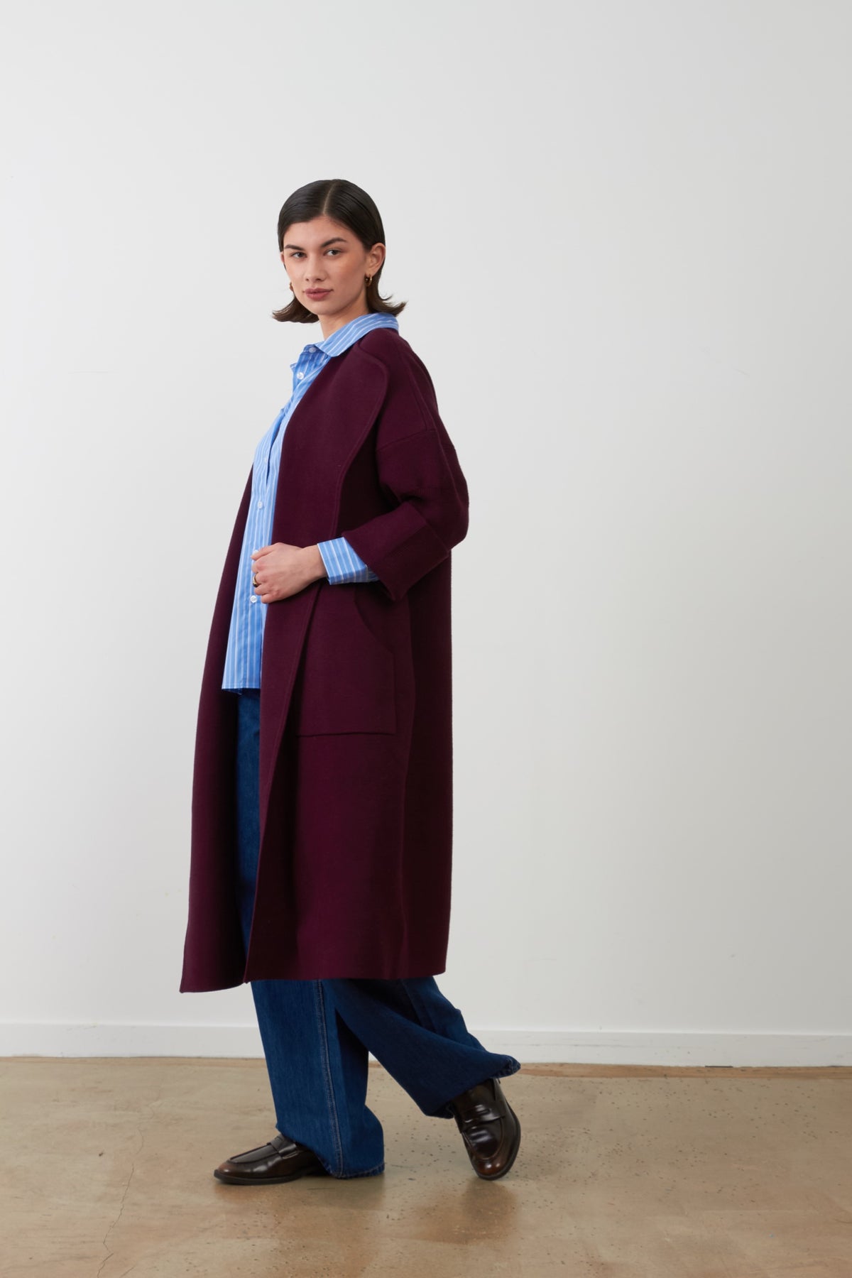 KOH Manteau-gilet long en maille — Orfeo — Burgundy — porté, de profil 4 | Appart 17 Bruxelles
