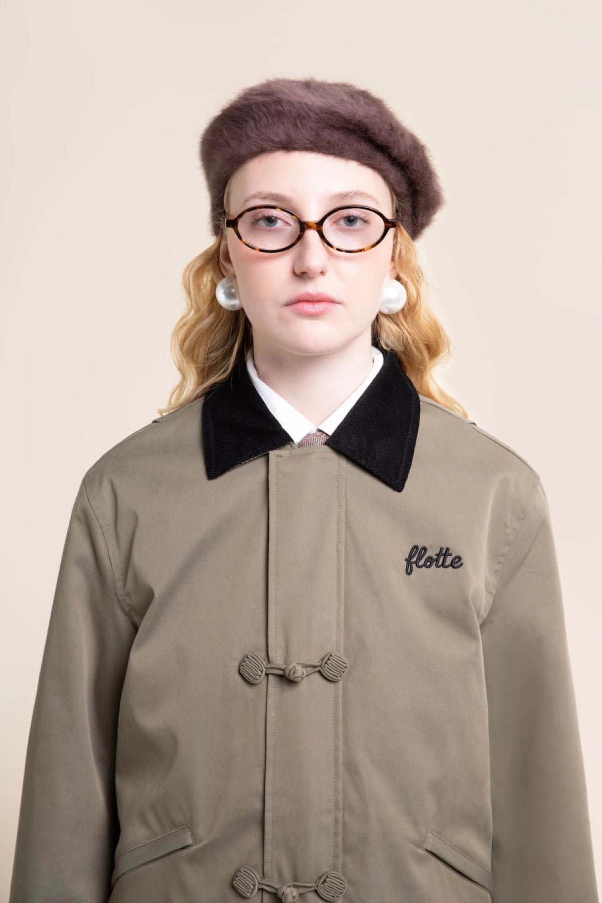 Flotte CARNOT Veste imperméable à brandebourgs — Flotte — Kaki — porté, buste 3 | Appart 17 Bruxelles