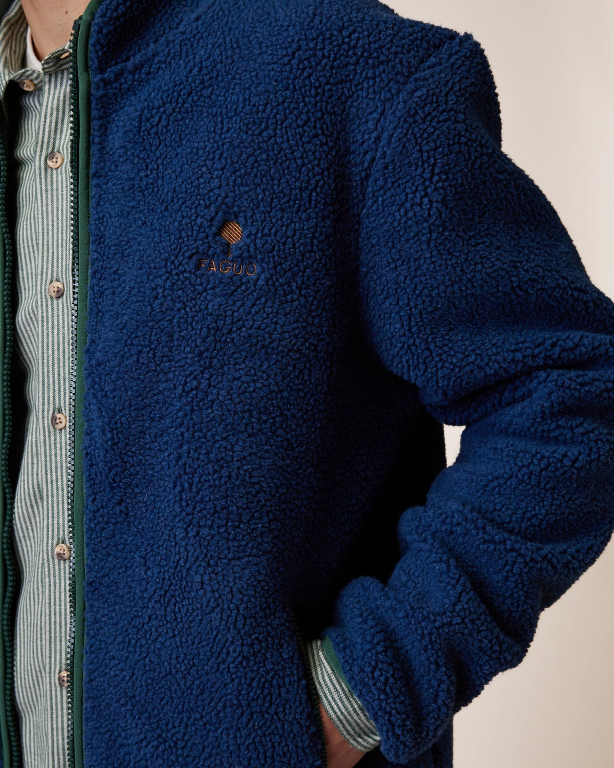 SENONCHE Veste polaire double face sherpa et micropolaire — FAGUO — Bleu foncé — détail de la matière et de la poche 7 | Appart 17 Bruxelles