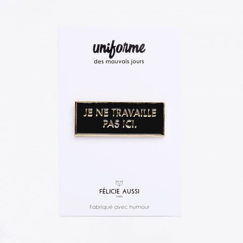 Pin's « Je ne travaille pas ici » — Félicie Aussi — Je ne travaille pas ici — photo produit | Appart 17 Bruxelles