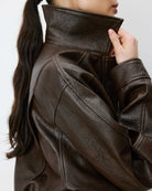 Axel Blouson oversize en simili-cuir — Grace & Mila — Chocolat — porté, détail du col 6 | Appart 17 Bruxelles