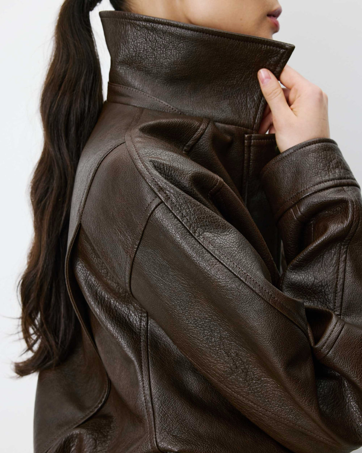 Axel Blouson oversize en simili-cuir — Grace & Mila — Chocolat — porté, détail du col 6 | Appart 17 Bruxelles