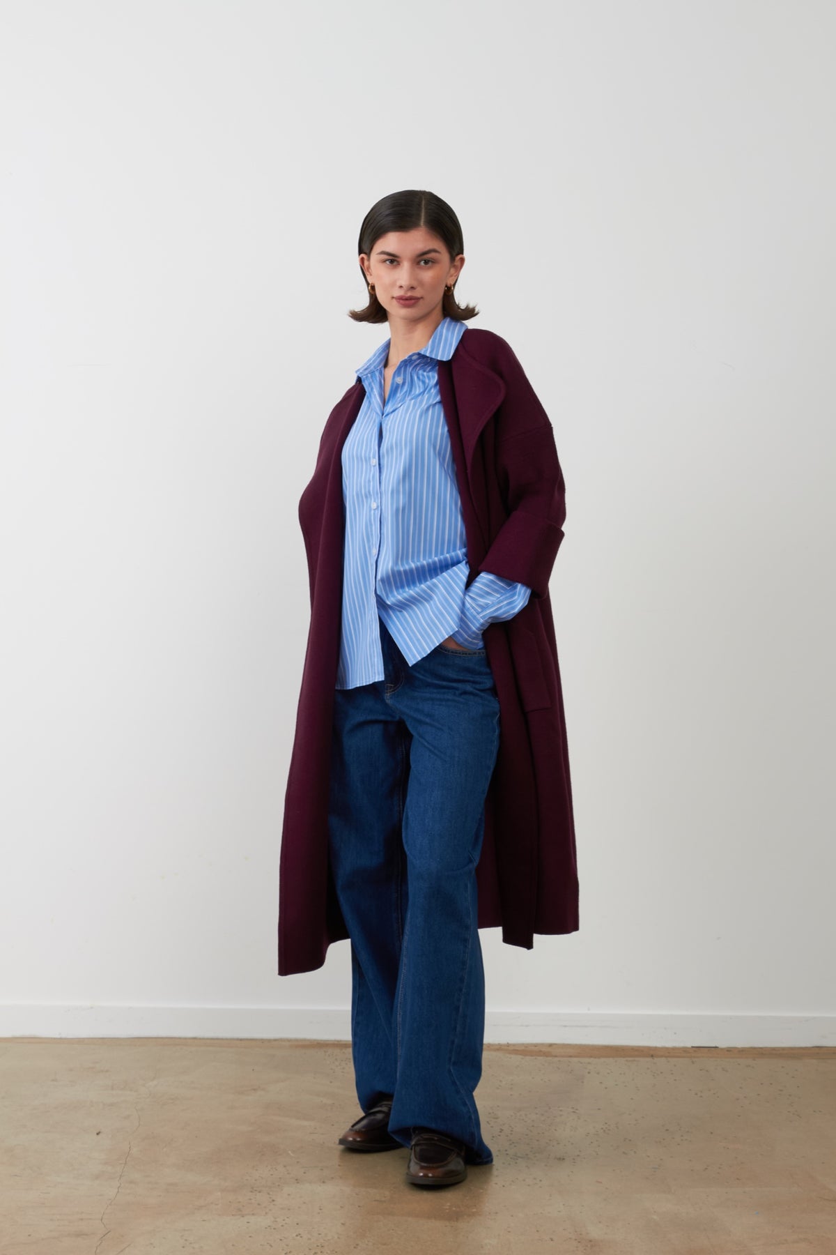 KOH Manteau-gilet long en maille — Orfeo — Burgundy — porté, de trois quarts 3 | Appart 17 Bruxelles