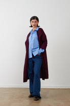KOH Manteau-gilet long en maille — Orfeo — Burgundy — porté, de trois quarts 3 | Appart 17 Bruxelles