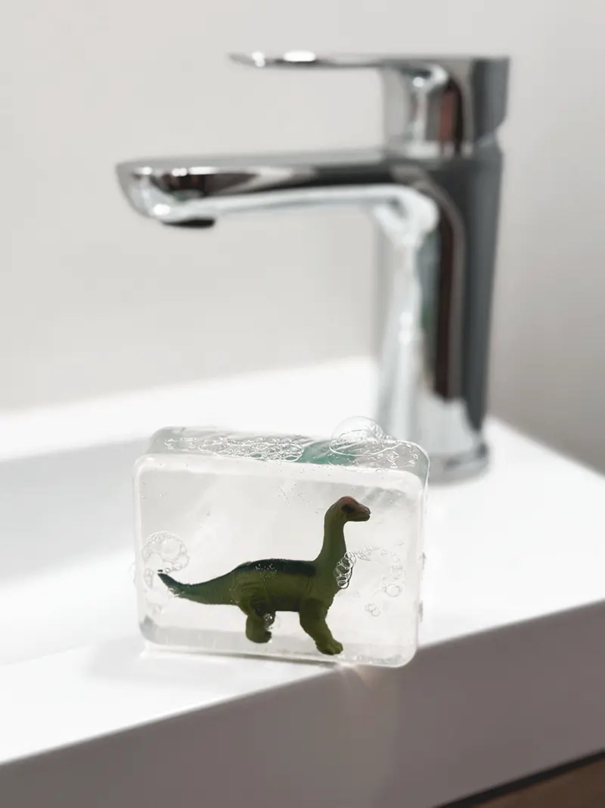 Savon surprise à figurine animal — Ludi Soap — Diplodocus — autre vue 2 | Appart 17 Bruxelles