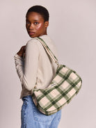 Hindbag Rosa Sac porté épaule en tartan effet laine — Hindbag — Tartan vert — porté | Appart 17 Bruxelles