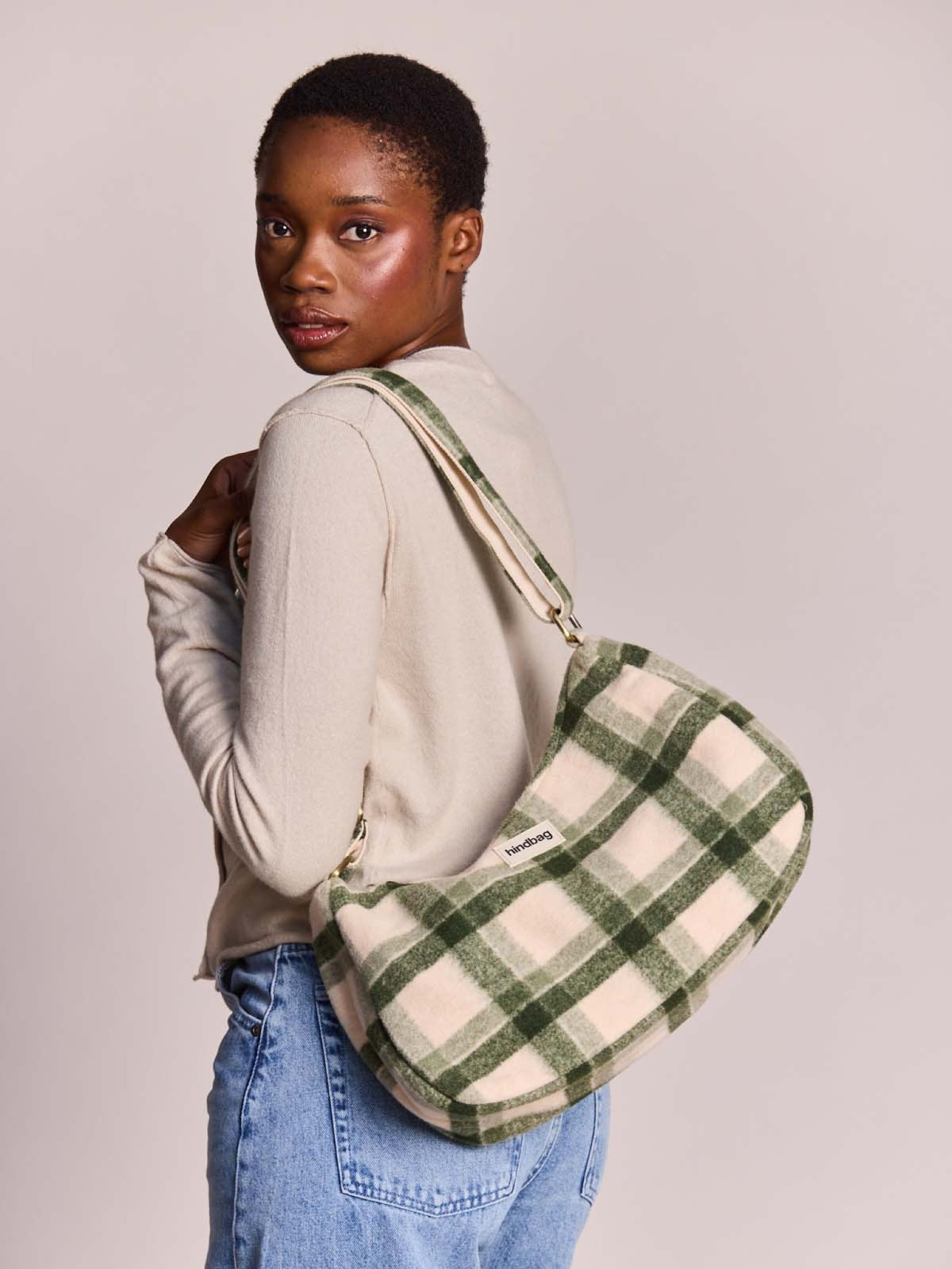 Hindbag Rosa Sac porté épaule en tartan effet laine — Hindbag — Tartan vert — porté | Appart 17 Bruxelles