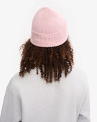 Colorful Standard Merino Wool Beanie Bonnet laine mérinos recyclée — Colorful Standard — Faded Pink — porté, vue de dos 4 | Appart 17 Bruxelles