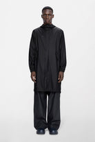 Fishtail Parka W3 — Rains — Black — porté, vue de face | Appart 17 Bruxelles