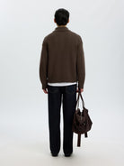 SLMCODY Polo en maille de laine, coupe décontractée — Selected Homme — Turkish Coffee — porté, de dos 4 | Appart 17 Bruxelles