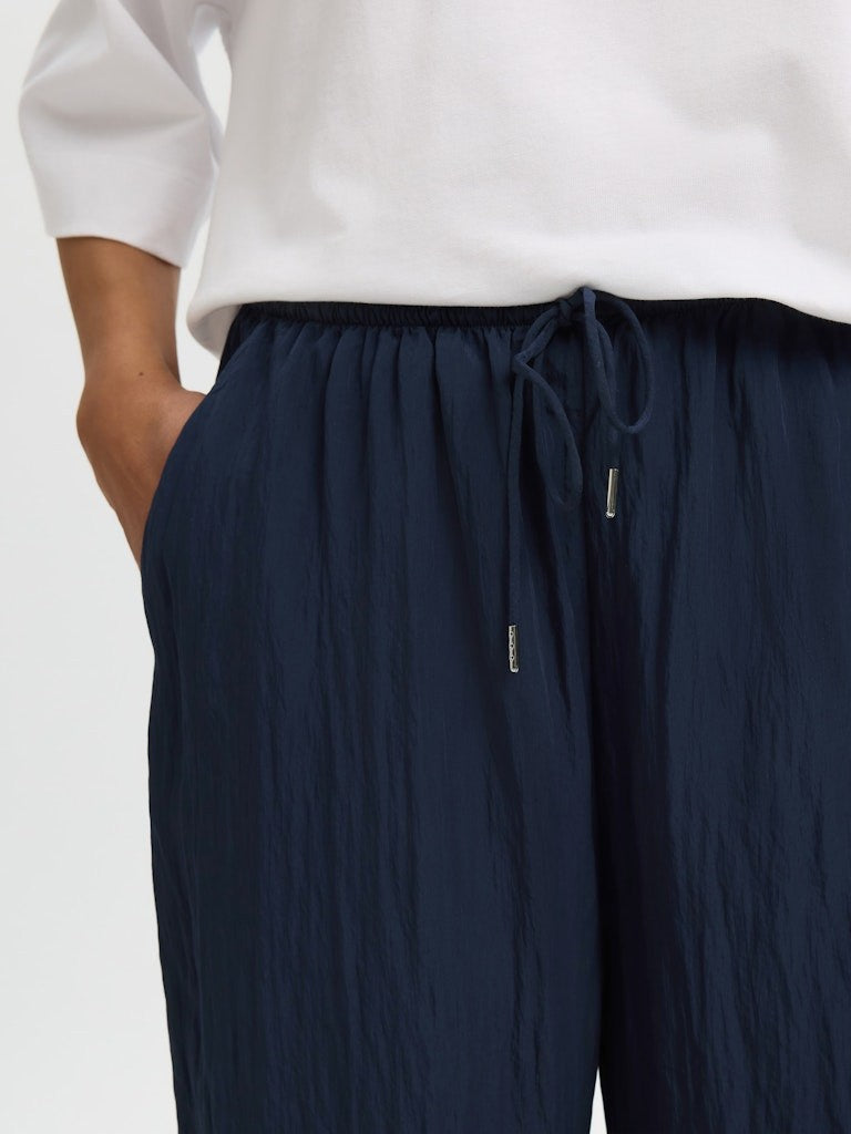 SLFIONA Pantalon Taille Haute ÉcoViscose — SELECTED FEMME BLACK — vue de dos | Appart 17