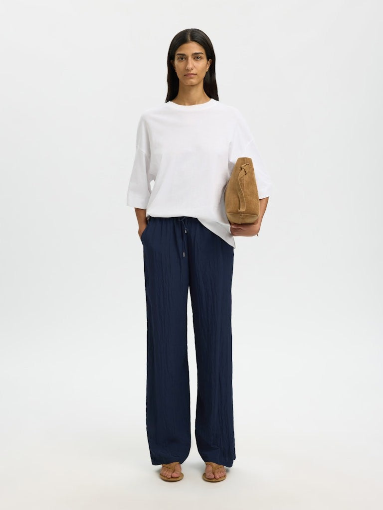 SLFIONA Pantalon Taille Haute ÉcoViscose — SELECTED FEMME BLACK — porté | Appart 17