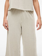 VISTRIPLO Pantalon Large Taille Haute — VILA — zoom matière | Appart 17