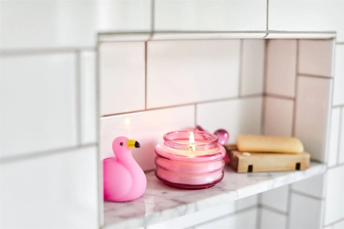 Paddywax Beam Bougie parfumée en verre rose fuchsia 85 g — Paddywax — Desert Peach — en situation 3 | Appart 17 Bruxelles