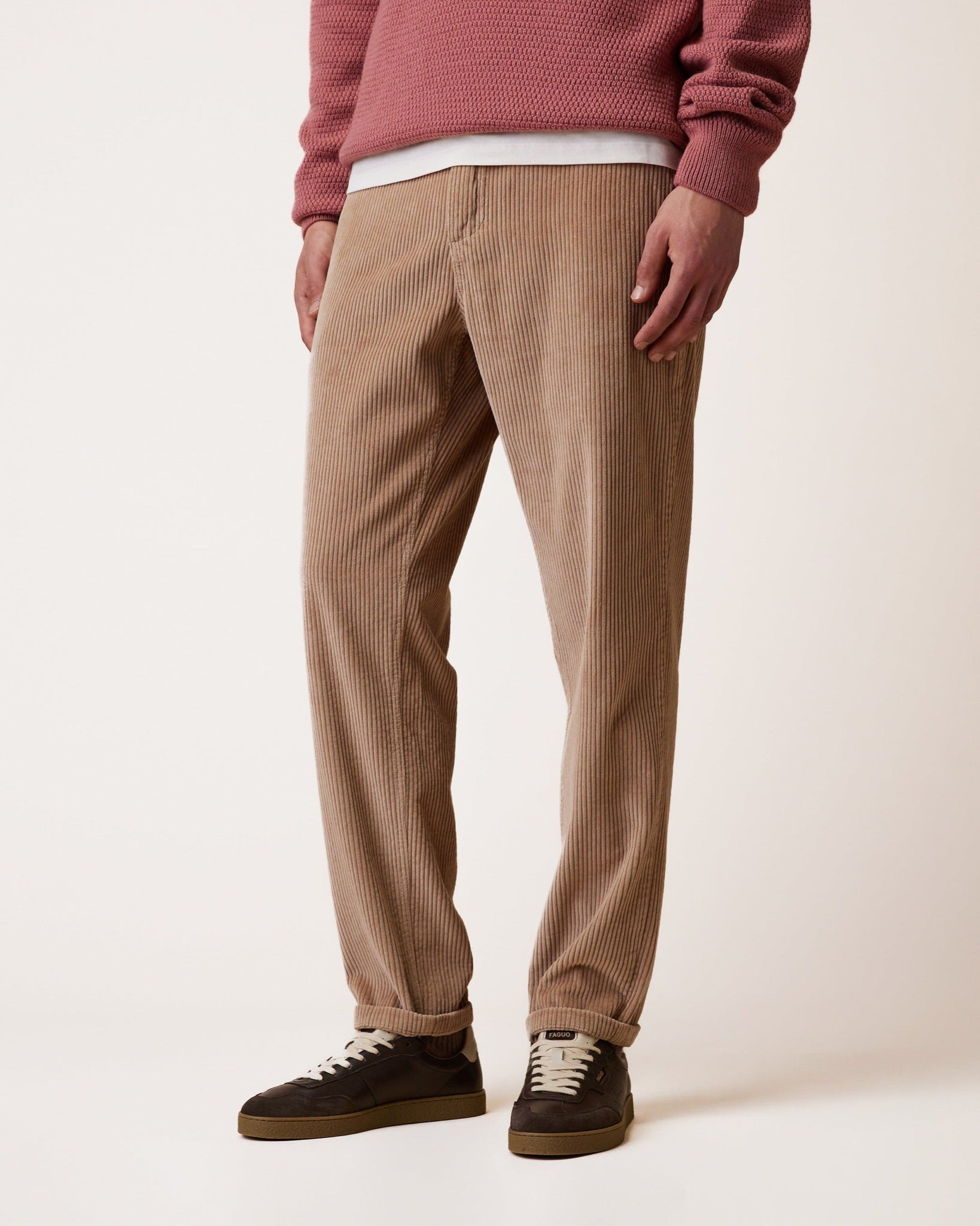 DREUILLE Pantalon en velours côtelé, taille élastique — FAGUO — Beige foncé — porté | Appart 17 Bruxelles
