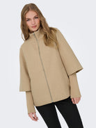 JDYMEMORY Veste courte zippée à col montant en lainage côtelé — JDY — Camel Melange — porté 3 | Appart 17 Bruxelles