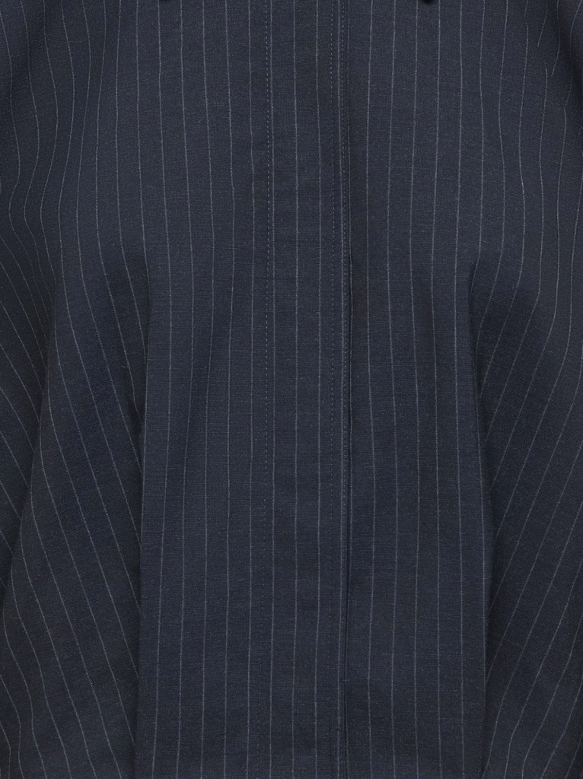 JDYMEGAN Veste-chemise blouson à fines rayures tennis — JDY — Navy Blazer Pinstripe — détail du tissu rayé 3 | Appart 17 Bruxelles