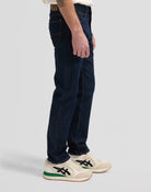 DAVID Jean regular tapered en denim selvedge 13,25 oz — Lee — Xion — porté, de profil 4 | Appart 17 Bruxelles